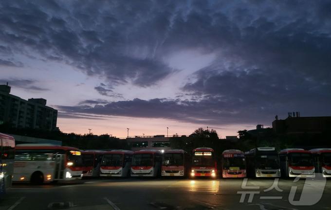 [사진] 출근대란 없다…경기버스 노사, 파업 앞두고 극적 타결