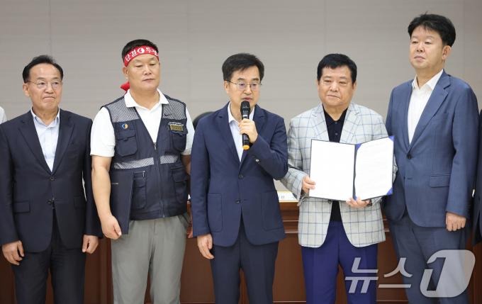 [사진] 경기 버스 협상 타결 축하하는 김동연 경기지사