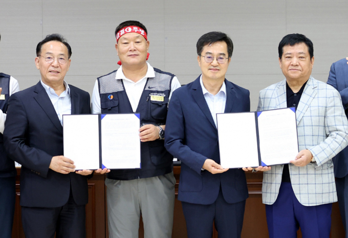 경기도 버스 노사가 최종 조정회의에서 협상을 타결해 파업 예고를 철회하고 4일 첫 차부터 정상운행한다. 사진은 4일 경기 수원시 경기지방노동위원회에서 경기도 버스 노사 관계자들이 합의문을 들고 포즈를 취한 모습. 왼쪽부터 김태기 중앙노동위원회 위원장, 이기천 경기도버스노동조합협의회 의장, 김동연 경기도지사, 김기성 경기도버스운송사업조합 이사장. /사진=뉴스1(경기도 제공) 