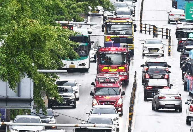 경기 고양시 덕양구 한 아파트에서 화재가 발생해 연기를 마신 주민 4명이 병원으로 이송됐고 주민 30명이 대피했다. 사진은 을지훈련과 민방위훈련이 열린 지난달 22일 경기 수원시 팔달구 수원역 앞에서 소방차 길터주기 훈련이 실시된 모습. 해당 기사와 상관 없음. /사진=뉴시스