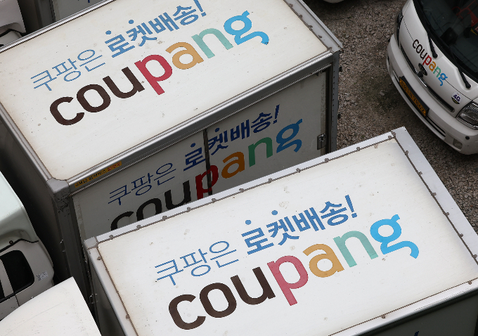 쿠팡의 지난달 결제추정금액과 앱 사용자 수가 역대 최대치를 갱신했다. 지난달 7일 서울 중구 소재 한 주차장에 쿠팡 배달 차량이 주차돼 있다. /사진=뉴스1