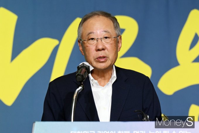 류진 한국경제인협회 회장이 4일 오전 서울 그랜드 하얏트 호텔에서 열린 '한미일 경제대화'(TED)에서 기자들과 만나 주요 기업의 회비 납부에 대해 감사의 뜻을 전했다. /사진=임한별 기자