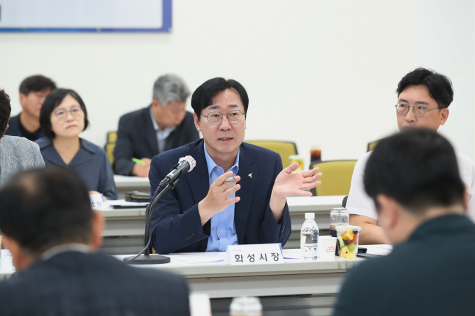 정명근 화성시장이 동탄출장소에서 동탄2신도시 공동주택 입주자대표들과 전기차 안전문제에 대해 의견을 제시하고있다 / 사진제공=화성시장