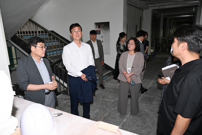 이민근 안산시장(왼쪽 두번째)이 원곡중 화재 현장 점검을 하고있다 / 사진제공=안산시