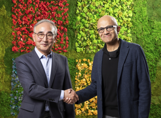  KT가 MS와 인공지능(AI)·클라우드 분야의 협업을 맺는다고 밝힌 가운데 업계에서는 오히려 'MS 대리점'으로 전락할 수 있다고 우려를 표했다. 사진은 김영섭 KT 대표(좌측)와 사티아 나델라 MS CEO 겸 이사회 의장이 지난 6월 미국 워싱턴주 레드먼드 MS 본사에서 AI·클라우드·IT 분야의 전략적 파트너십을 체결한 모습. /사진=뉴스1 