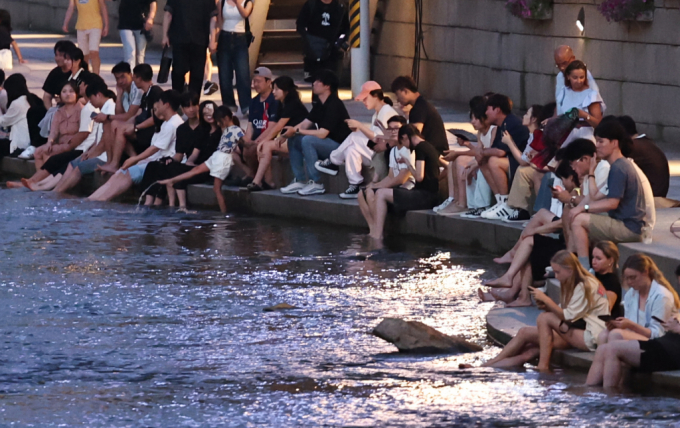 청계천에 바려동물 출입을 허용하는 '청계천 반려견 동반 출입 시범 사업'이 연기됐다. 서울 청계천을 찾은 시민들이 나들이를 즐기는 모습. /사진=뉴스1