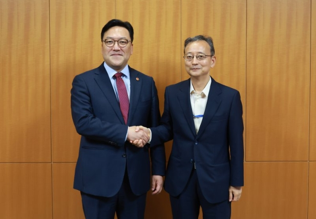 김병환 금융위원장이 지난 3일 오후 일본 도쿄 금융청 청사에서 이토 히데키(Ito Hideki) 일본 금융청장과 만나 면담 전 기념촬영을 하고 있다. /사진= 금융위원회 