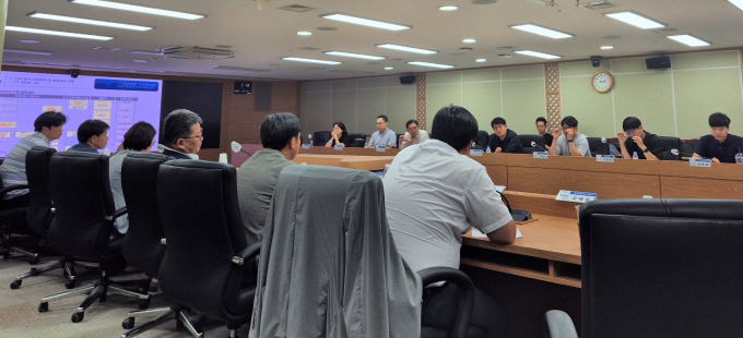 지난 3일 전남도청에서 탄소중립형 친환경 화학산업 소재부품장비 특화단지 지정을 위한 연구용역 중간보고회가 열리고 있다./전남도