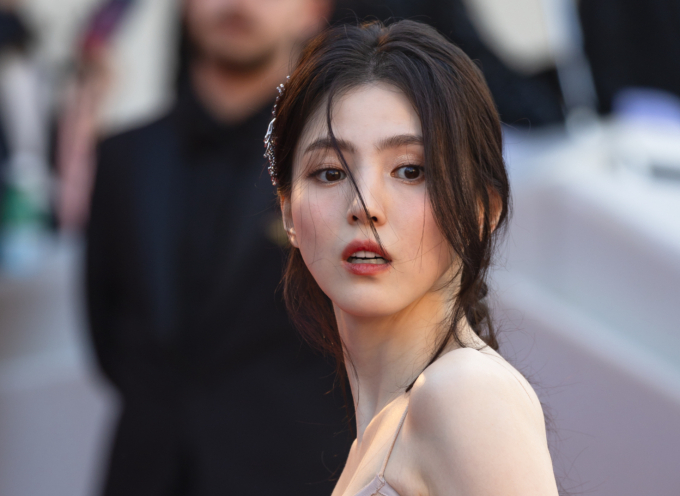배우 한소희의 모친 신씨가 불법 도박장 운영 혐의로 구속된 가운데, 2년 전 한소희가 '어머니와 절연했다'는 강경입장문을 발표한 이후에도 신 씨와 연락을 이어간 것으로 전해졌다. 사진은 지난 5월(현지시각) 프랑스 남부 도시 칸 '팔레 데 페스티발’(Palais des Festival) 뤼미에르 대극장에서 제77회 칸 국제영화제 비경쟁 부문 영화 '호라이즌: 언 아메리칸 사가' 시사회에 참석한 배우 한소희. /사진=뉴스1
