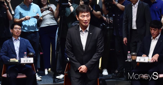 [머니S포토] 이복현 금감원장, 대출 실수요자 만나 애로사항 청취