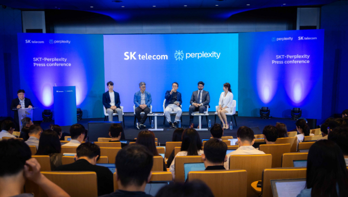 김용훈 SKT AI서비스사업부장(왼쪽부터), 정석근 SKT 글로벌 AI테크 사업부장, 유영상 SKT CEO, 아라빈드 스리니바스 퍼플렉시티 CEO, 황유라 퍼플렉시티 아시아 태평양 파트너십 리드가 4일 기자간담회에서 답변하고 있다. /사진=SK텔레콤