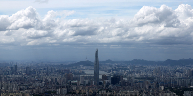 전국 대부분 지역에 가끔 비가 올 것으로 예보됐다. 사진은 지난 7월 서울 도심 위로 먹구름 낀 모습.  /사진=뉴시스