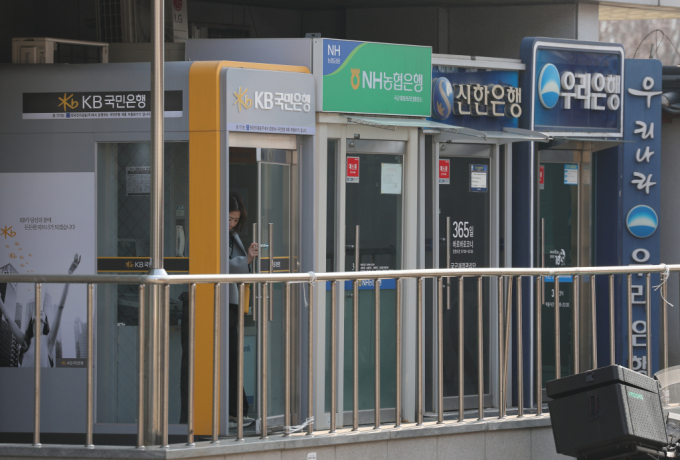   밸류업(기업가치 제고) 수혜주로 꼽히는 금융주가 4일 급락했다. 사진은 서울 시내에 설치된 시중은행 현금자동입출금기(ATM)  /사진=뉴스1