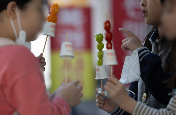 서울시가 아동 및 청소년들의 당 섭취 및 비만율을 줄이고 건강한 식습관 조성을 위해 '덜 달달 9988' 프로젝트를 시작한다고 밝혔다. 사진은 서울시내에서 탕후루를 먹고 있는 어린이들의 모습으로 기사와 무관함. /사진=뉴스1