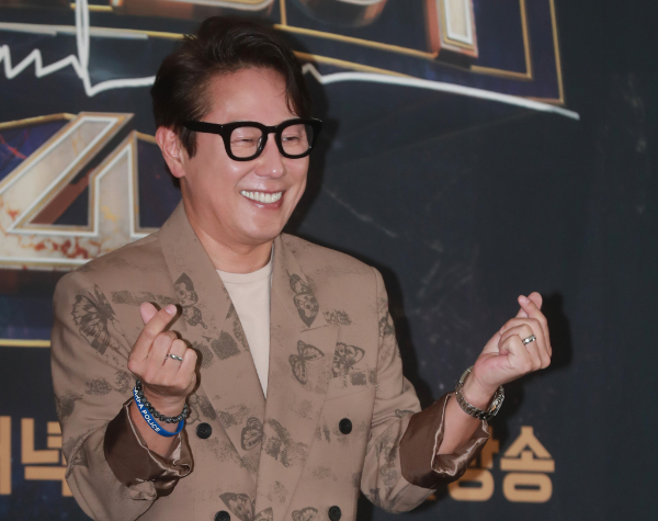 가수 겸 작곡가 윤종신이 한 여성과 손을 잡고 산책하는 모습이 공개됐다. 사진은 윤종신이 '팬텀싱어4' 제작발표회에서 포즈를 취하는 모습. /사진=