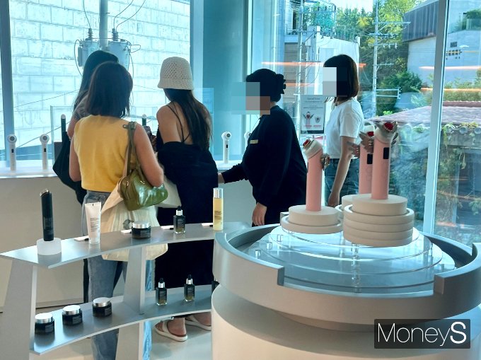 에이피알 플래그십 스토어 '스페이스 도산'에 외국인 관광객들이 모여 들었다. 이들은 특히 메디큐브 매장에 대한 관심이 높았다. 지난 3일 외국인 관광객들이 서울 강남구 스페이스 도산에서 메디큐프 에이지알 제품을 둘러보고 있다. /사진=김서현 기자