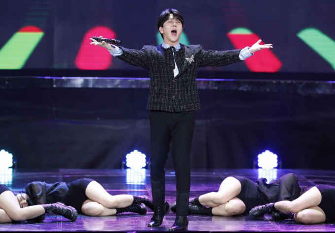 가수 김수찬이 모친의 신변 보호 요청을 진행했다. 사진은 김수찬이 ‘더 트롯쇼’에서 화려한 무대를 보이는 모습. /사진=뉴스1