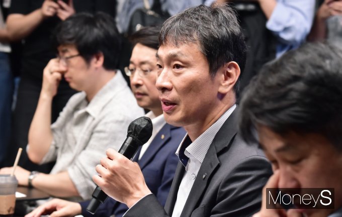 이복현 금감원장이 4일 서울 영등포구 국회대로 KB국민은행 신관에서 진행된 금융감독원, 가계대출 실수요자 및 전문가 현장간담회에 참석, 발언을 하고 있다.  /사진=임한별 기자