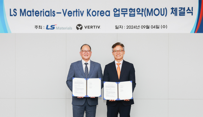 4일 경기도 안양시 LS머트리얼즈 본사에서 진행된 IDC 사업협력 업무협약(MOU)에서 홍영호 LS머트리얼즈 대표(왼쪽)와 김성엽 버티브코리아 사장이 기념 촬영을 하고 있다. / 사진=LS전선