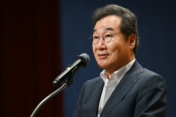 이낙연 전 국무총리를 상대로 지난해 8월부터 지난 5월까지 30회에 걸쳐 8600만원을 요구한 70대 남성이 징역형 집행유예를 선고받았다. 사진은 지난 7월 새로운미래 제1회 전국당대회 광주 합동연설회에 참석해 축사하는 모습. /사진=뉴시스