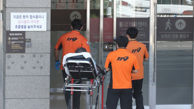  4일 서울 양천구 목동 이대목동병원 권역응급의료센터로 119 구급대원들이 환자를 이송하고 있는 모습. /사진=뉴스1