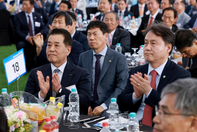김주현 대통령실 민정수석과 장인화 포스코 회장이 지난 5월23일 서울 용산 대통령실 잔디마당에서 열린 '2024 대한민국 중소기업인대회'에서 사회자 발언을 들으며 박수치고 있다. / 사진=대통령실통신사진기자단 /사진=조수정
