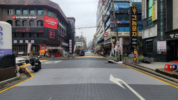 보행자 친화거리 조성사업으로 새롭게 탈바꿈한 인계동 중심상가 일원 전경. 