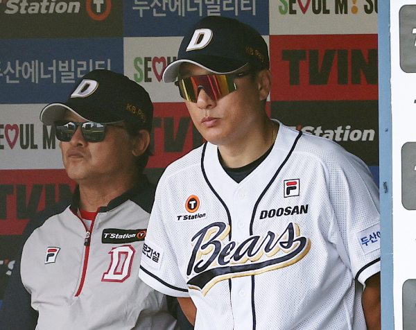  두산 베어스가 4연패에 빠지며 위기를 맞고 있다. 사진은 '2024 신한 SOL뱅크 KBO리그' 경기에서 이승엽 두산 감독이 경기를 지켜보는 모습. /사진=뉴스1