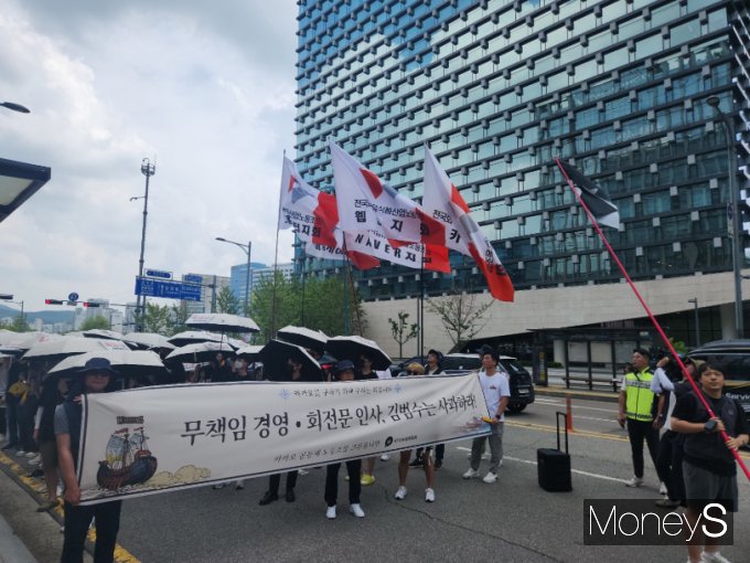 카카오 노조가 지난해 8월17일 카카오 사옥이 위치한 경기 성남시 판교 주변을 돌며 시위하고 있다. /사진=양진원 기자