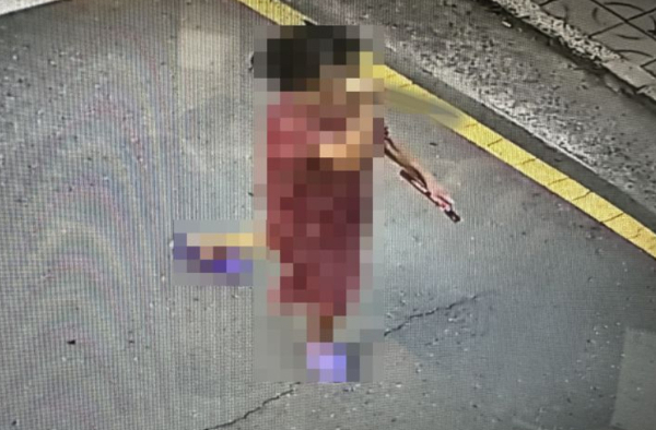 아침 출근 시간대에 흉기를 들고 거리를 활보한 70대 여성이 CCTV 통합관제센터 요원의 활약으로 경찰에 붙잡혔다. 사진은 CCTV에 찍힌 해당 여성의 모습. /사진=대구 남구청 홈페이지