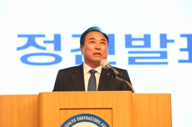 윤학수 대한전문건설협회가 회장(장평건설 대표이사)이 제13대 회장으로 재선출됐다. /사진 제공=대한전문건설협회