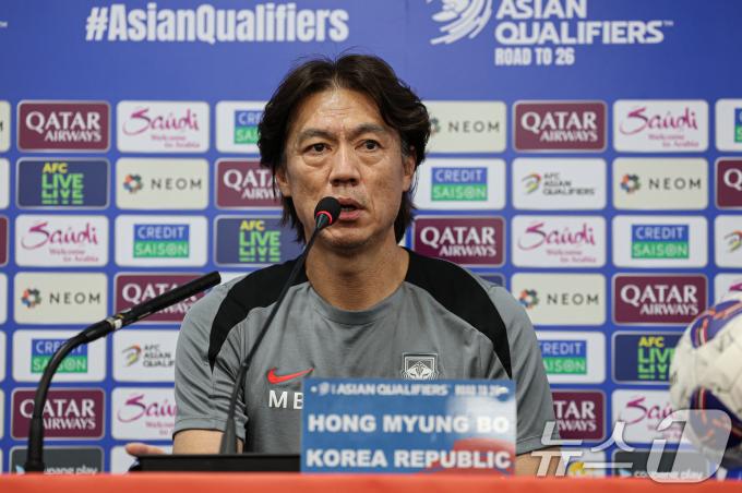 홍명보 대한민국 축구대표팀 감독이 4일 오후 서울 마포구 서울월드컵경기장에서 2026 국제축구연맹(FIFA) 북중미 월드컵 아시아지역 3차 예선 경기를 앞두고 열린 공식 기자회견에서 각오를 밝히고 있다. 축구대표팀은 오는 5일 팔레스타인과 경기를 치른다. 2024.9.4/뉴스1 ⓒ News1 이재명 기자