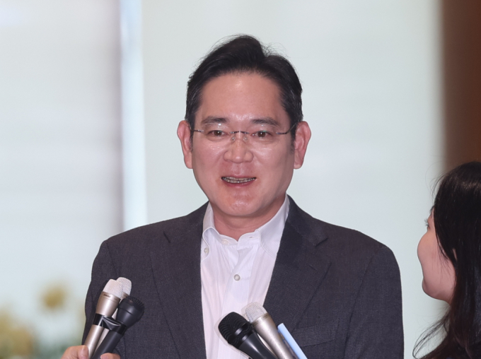 이재용 삼성전자 회장이 지난달 7일 오후 서울 강서구 김포비즈니스항공센터에서 파리 올림픽 출장을 마친 후 귀국하며 취재진의 질문에 답하고 있다. / 사진=뉴시스 김명년 기자