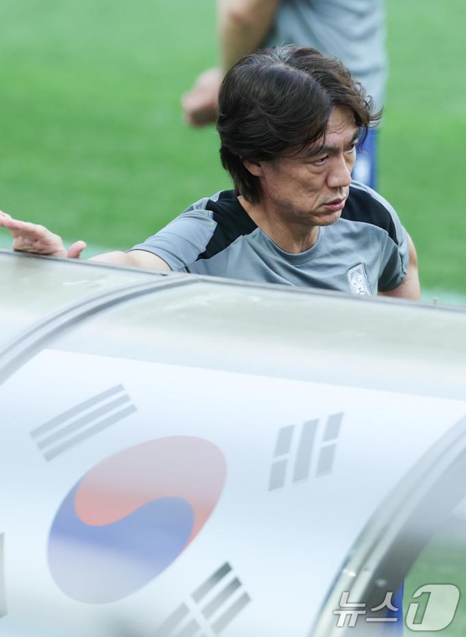 [사진] 첫 경기 앞둔 홍명보 감독