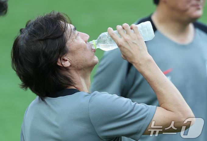 [사진] 물 마시는 홍명보 감독