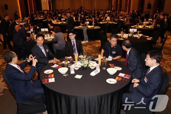 [사진] 대화 나누는 추경호·오세훈·한동훈