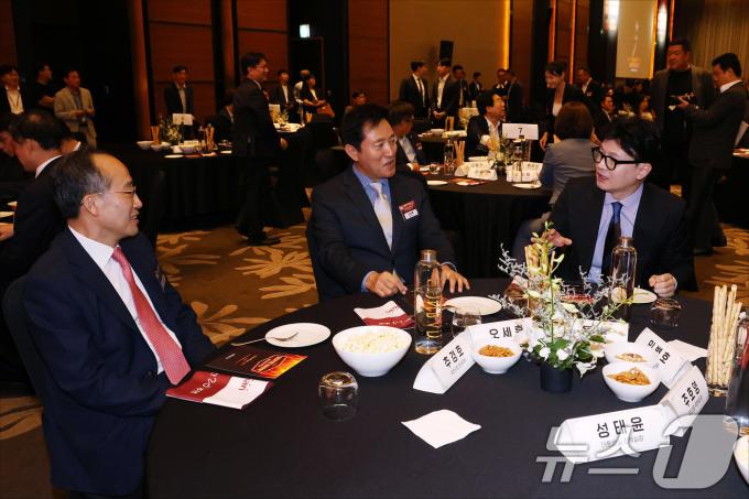 [사진] 대화 나누는 추경호·오세훈·한동훈