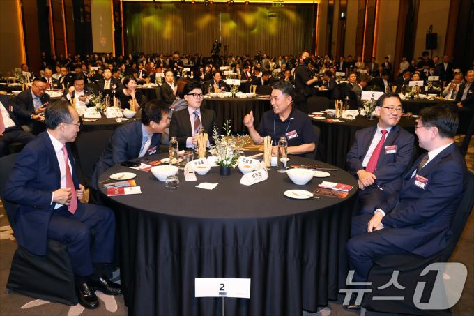 [사진] 민병호 대표와 대화하는 한동훈·오세훈