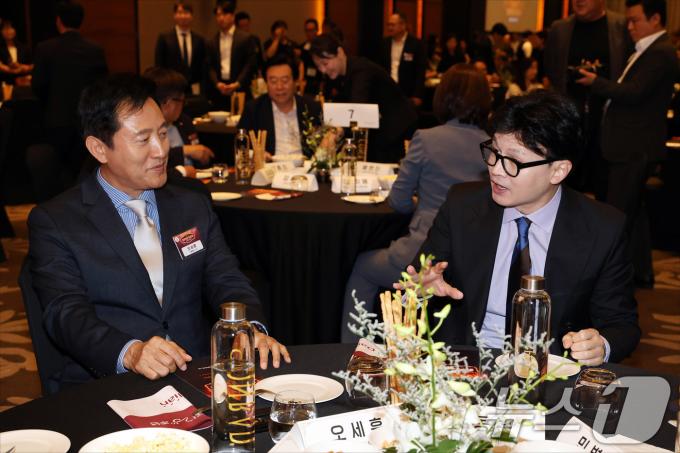 [사진] 대화 나누는 한동훈·오세훈