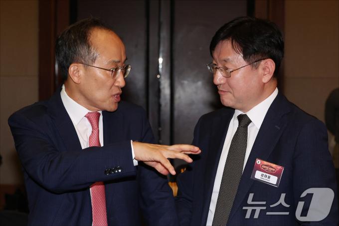 [사진] 성태윤 정책실장과 대화하는 추경호 원내대표