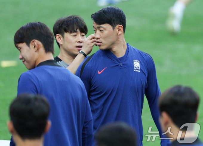 [사진] 훈련 준비하는 황희찬