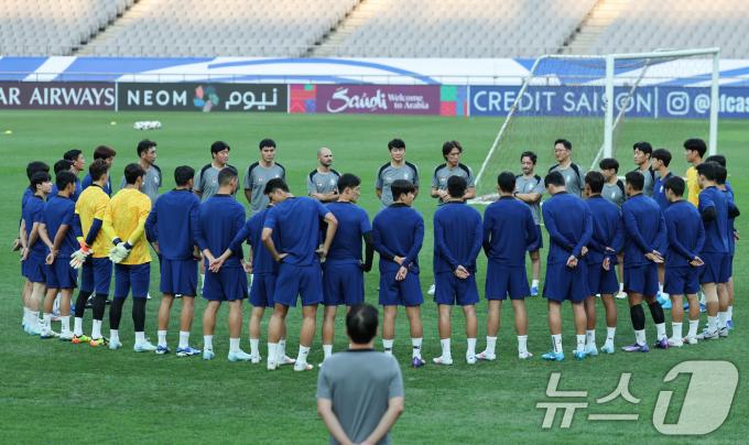 홍명보 대한민국 축구대표팀 감독이 4일 오후 서울 마포구 서울월드컵경기장에서 2026 국제축구연맹(FIFA) 북중미 월드컵 아시아지역 3차 예선을 앞두고 가진 훈련에서 선수들에게 훈련 상황을 전달하고 있다. 축구대표팀은 오는 5일 팔레스타인과 경기를 치른다. 2024.9.4/뉴스1 ⓒ News1 이재명 기자