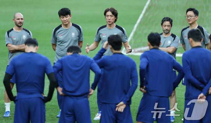 [사진] 훈련 내용 전달하는 홍명보 감독