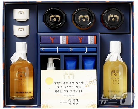 [사진] 윤석열 대통령, 전통주와 K-뷰티 화장품 세트로 구성된 추석 명절선물 전달