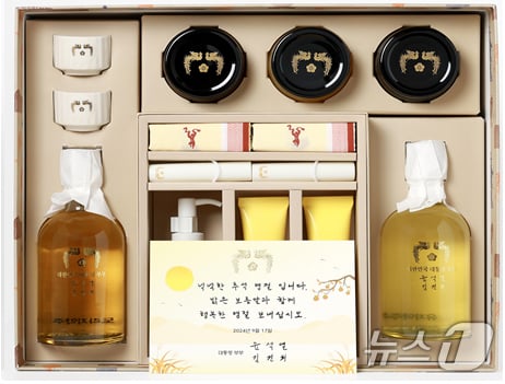 [사진] 윤석열 대통령, 전통주와 K-뷰티 화장품 세트로 구성된 추석 명절선물 전달