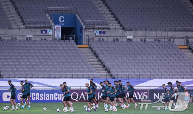 [사진] 가볍게 몸 푸는 팔레스타인 축구대표팀
