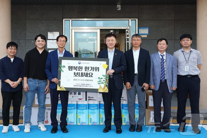 [사진] 온정 전하는 박범수 차관