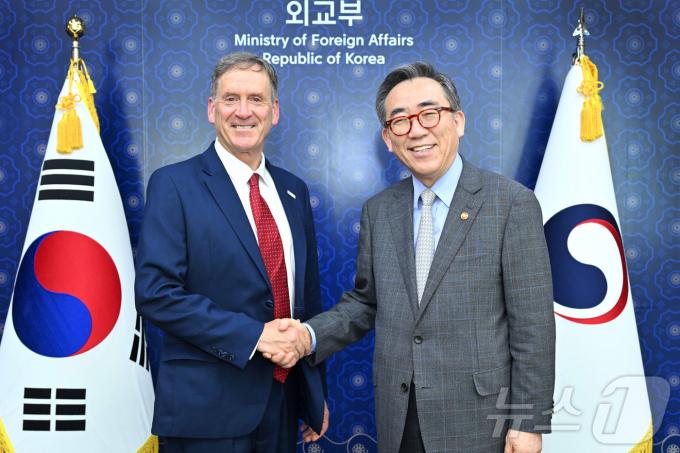 조태열 외교부 장관이 4일 서울 종로구 정부서울청사 별관 외교부에서 방한 중인 마크 그린(Mark Green) 윌슨 센터 회장과 만나 악수를 나누고 있다. (외교부 제공) 2024.9.3/뉴스1