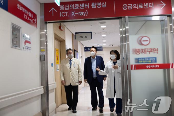 [사진] 윤석열 대통령, 응급의료센터 방문