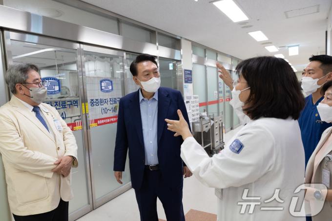 [사진] 응급의료센터 방문한 윤석열 대통령